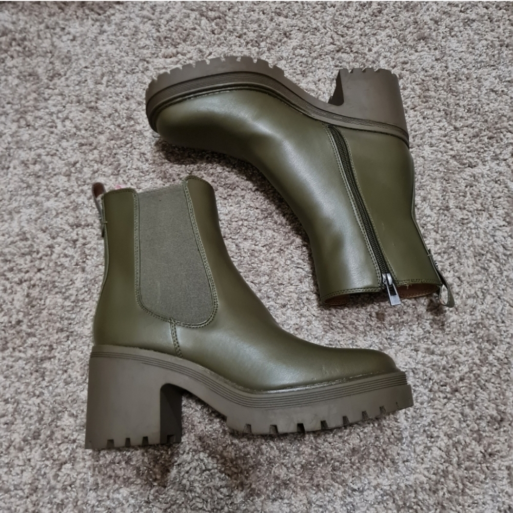 SAM & LIBBY WOMEN'S CAMILA HEELED CHELSEA BOOTIE COLOR DARK MOSS SIZE 9